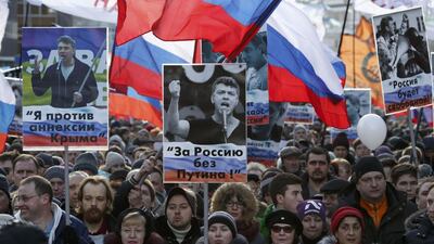 People take part in a rally in memory of Russian opposition politician Boris Nemtsov on the first anniversary of his murder in Moscow, Russia, February 27, 2016. REUTERS/Sergei Karpukhin