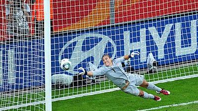 the US goalkeeper Hope Solo will look to shut out Louisa Necib’s France.