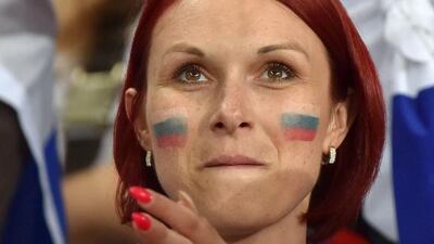 A Russia supporter claps during the Euro 2016 group B football match between Russia and Slovakia at the Pierre-Mauroy Stadium in Villeneuve-d’Ascq, near Lille, on June 15, 2016. / AFP / PHILIPPE HUGUEN