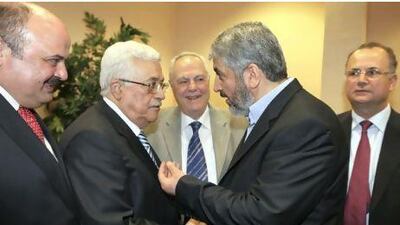 Palestinian president Mahmoud Abbas, center-left, and Hamas leader Khaled Mashaal, center-right, are still not ready to announce the composition of an interim joint government.