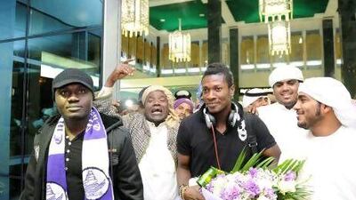 Hundreds of Al Ain fans surprised Asamoah Gyan at Al Ain Airport early this morning.