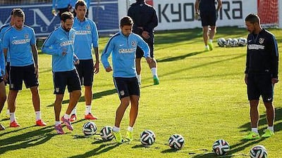 Atletico Madrid's Argentinian head coach Diego Pablo Simeone, right, watches his players (L-R) Belgian defender Toby Alderweireld, Spanish Juanfran, Croatian striker Mario Mandzukic, and Spanish Gabi during their team's training session at Majadahonda Sports City in Madrid, Spain, 14 August 2014. Atletico Madrid will face Real Madrid in the Spanish Supercup matches on 19 and 22 August 2014. EPA/J.J.GUILLEN
