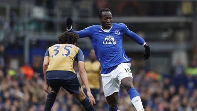 Arsenal’s Mohamed Elneny in action with Everton’s Romelu Lukaku. Reuters / Phil Noble