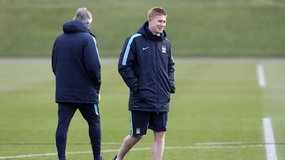 Manchester City manager Manuel Pellegrini with Kevin De Bruyne during training. Reuters / Craig Brough