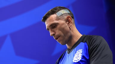 Goalkeeper Emiliano Martinez dyes his hair in the national colours of Argentina's flag, one of several rituals followed by players before the World Cup final. Getty Images