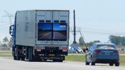 The electronics company Samsung last year unveiled its first ‘Safety Truck’ to the Argentine public. It is technology for lorries and trailers that tries to prevent road accidents that result from road users overtaking long vehicles. Courtesy Samsung