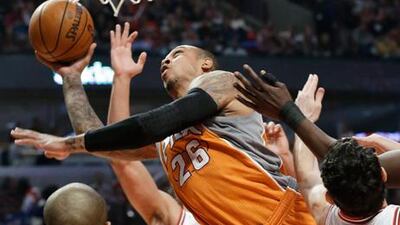 Phoenix's Shannon Brown drives to the basket against the Chicago defence.