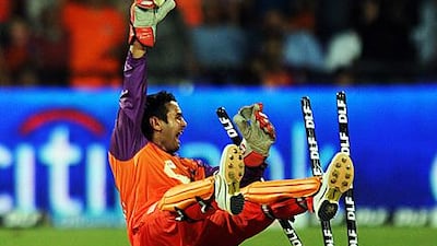 The Kochi wicketkeeper Parthiv Patel successfully appeals for the run out of Brett Lee.