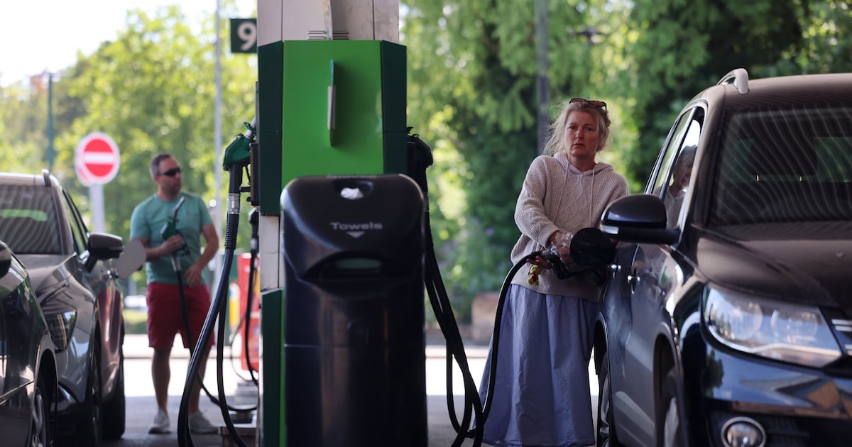 Photo: Thenationalnews Customers refuel vehicles at a petrol station in Buckinghamshire, northwest of London. Petrol prices in the UK have reached