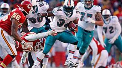 The running back Ricky Williams, carrying the ball, is one of the keys to Miami's offensive success.