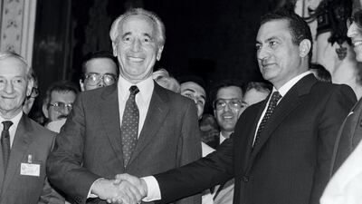 Israeli Prime Minister Shimon Peres and Egypt's President Hosni Mubarak during a summit in Alexandria on September 11, 1986. AFP