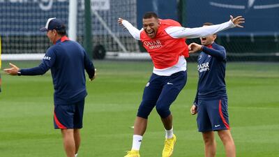 Paris Saint-Germain's French forward Kylian Mbappe (C) jokes during a training session at club's training ground in Saint-Germain-en-Laye, west of Paris on August 26, 2022, two days prior to the L1 football match against Monaco. (Photo by FRANCK FIFE / AFP)