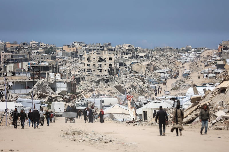 Lo que quedó de su casa, dos hermanas en Gaza lo convirtieron en ladrillo
