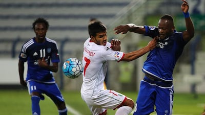 Jires Kembo-Ekoko (R) of UAE's Al-Nasr club vies for the ball against Salim Mustafayev (C) of Uzbekistan Lokomotiv club during their Asian Champions League (AFC) group A football match at the Rashid Al-Maktoum Stadium in Dubai on April 20, 2016. The match ended in a 1-1 draw. / AFP / MARWAN NAAMANI
