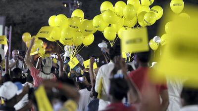 Workers hold the balloons and flags during the competition.