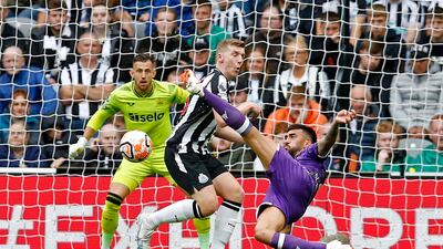 Fiorentina's Nicolas Gonzalez shoots. Action Images