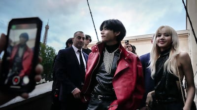 V, left, and Lisa, pose for photographers before the Celine men's Spring Summer 2023 collection presented in Paris, France, Sunday, June 26, 2022. (AP Photo / Francois Mori)
