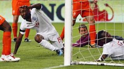 Defoe celebrates his equalising second goal against Holland.