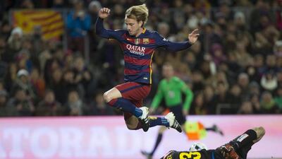 Barcelona’s Croatian midfielder Ivan Rakitic (L) fights for the ball with goalkeeper Pau Lopez (R) of RCD Espanyol during their their Spanish King’s Cup first leg match round of 16th played at Camp Nou stadium in Barcelona, Catalonia, Spain, 06 January 2016. EPA/ANDREU DALMAU