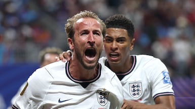 ATLANTA, GEORGIA - JULY 01: Harry Kane #9 of England celebrates with teammate Jude Bellingham #10 after scoring his team's first goal during the FIFA World Cup 2026 Round Of 32 match between England and Congo DR at Atlanta Stadium on July 01, 2026 in Atlanta, Georgia. Richard Pelham / Getty Images / AFP (Photo by Richard Pelham / GETTY IMAGES NORTH AMERICA / Getty Images via AFP)