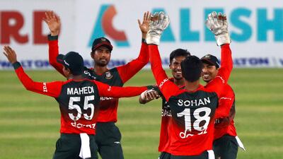 Cricket - First Twenty20 International - Bangladesh v Australia - Sher-e-Bangla National Cricket Stadium, Dhaka, Bangladesh - August 3, 2021. Bangladesh's players celebrate after winning the match. REUTERS / Mohammad Ponir Hossain