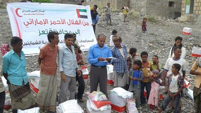 Emirates Red Crescent distribute 2,000 food baskets and relief in Taiz. Wam