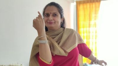 Doshi demonstrates a Banarasi cotton dupatta. Courtesy Riddhi Doshi