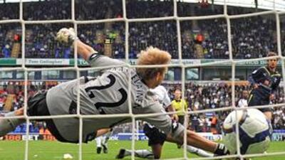Tottenham Hotspur's Croatian midfielder Niko Kranjcar fires home his team's first goal past Bolton goalkeeper Jussi Jaaskelainen yesterday.