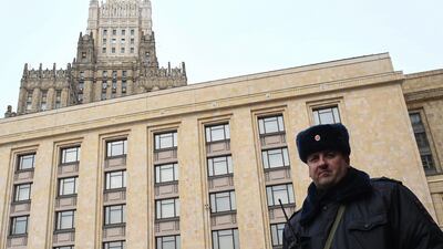 A police officer guards the Russian Foreign Ministry headquarters in Moscow on March 21, 2018 as foreign diplomatic staff arrive to attend a meeting with the ministry's experts on the poisoning of former double agent Sergei Skripal in an English city this month. AFP / Yuri KADOBNOV