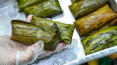 Suman maruecos is made from glutinous rice flour, coconut milk, sugar, and flavoured with purple yam, wrapped in banana leaves