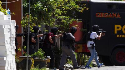 Anti-terror policemen walk during a raid of a house of a suspected terrorist at Medokan Ayu area in Surabaya, Indonesia May 15, 2018. Sigit Pamungkas / Reuters
