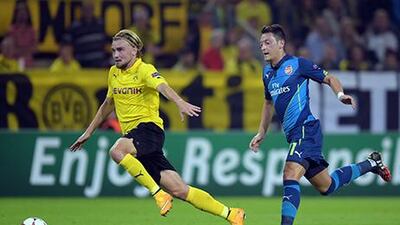 Mesut Ozil, right, was not at his best against Schalke on Wednesday night. Federico Gambarini / AFP