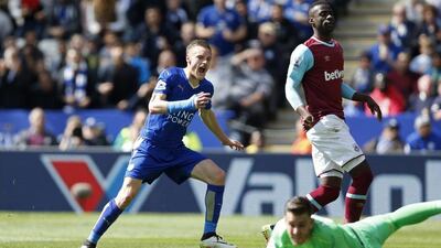 Jamie Vardy scores the first goal for Leicester City. Action Images via Reuters / Carl Recine