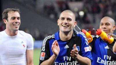 Mladen Petric, centre, walks off the pitch to applause from his teammates after scoring a late winner for Hamburg against Energie Cottbus.