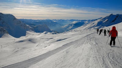 Skiing from La Thuile, Italy, towards La Rosière, France, along the San Bernardino pass. Alamy