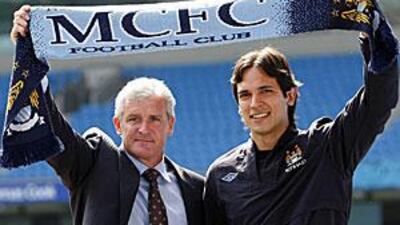 Manchester City's new signing Roque Santa Cruz, right, poses with manager Mark Hughes.