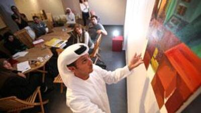 Jalal Luqman leads a discussion among the participants in his Art Trip as each artist is called upon to show his or her work.