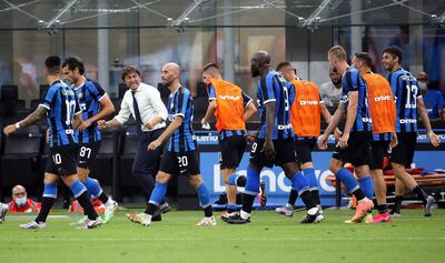 Inter Milan manager Antonio Conte with his players during the 3-3 draw against Sassuolo. EPA