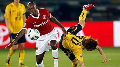 Internacional’s Kleber, left, takes the ball away from Seongnam’s Jo Jae-cheol last night.