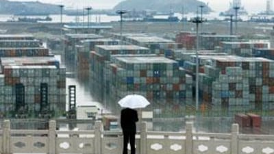 China's exports fell in December for a second month as a trade slump that has prompted a wave of factory closures and layoffs worsens.