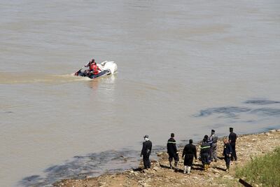 Iraqi civil defence recover a body from the Tigris river in the northern Iraqi city of Mosul on May 16, 2018. Walid Al Khalid / AFP
