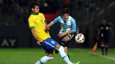 Brazil’s Gabriel Boschilia, left, battles Argentinia’s Fabricio Bustos for possession during an Under 17 friendly match. Julian Alvarez / AFP