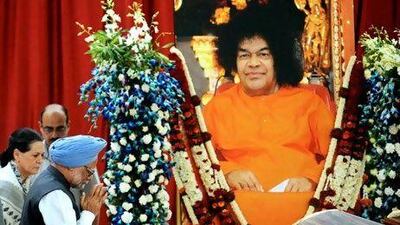 Manmohan Singh, the prime minister of India, pays his last respects to guru Sathya Sai Baba. Dibyangshu Sarkar / AFP