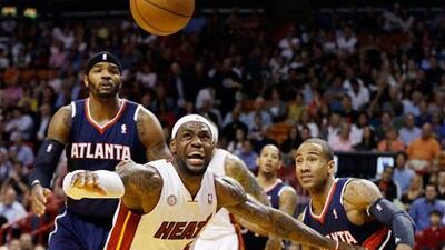 Lebron James is defended by Utah's Jamaal Tinsley and Randy Foye.