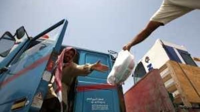 The Red Crescent Authority gives food to stranded drivers yesterday.
