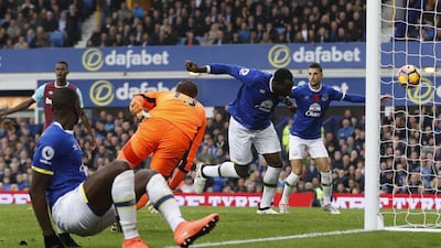 Everton’s Romelu Lukaku scores their first goal. Carl Recine / Action Images / Reuters