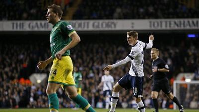 Tottenham’s Tom Carroll shoots and scores their third goal on Saturday in their Premier League win over Norwich City. Andrew Coulridge / Action Images / Reuters