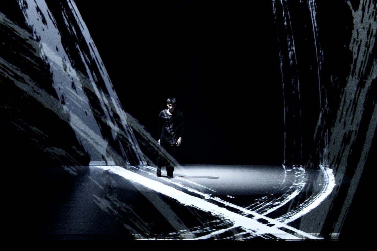 Choreographer Huang Yi and audiovisual artist Ryoichi Kurokawa reimagine calligrapher Tong Yang-Tze’s Silent Music series in Ink at New York University Abu Dhabi. Photo: NYUAD
