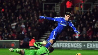 Chelsea's Oscar, right, vies with Southampton goalkeeper Kelvin Davis during their English Premier League match at St Mary's Stadium on Wednesday. AFP PHOTO / GLYN KIRK