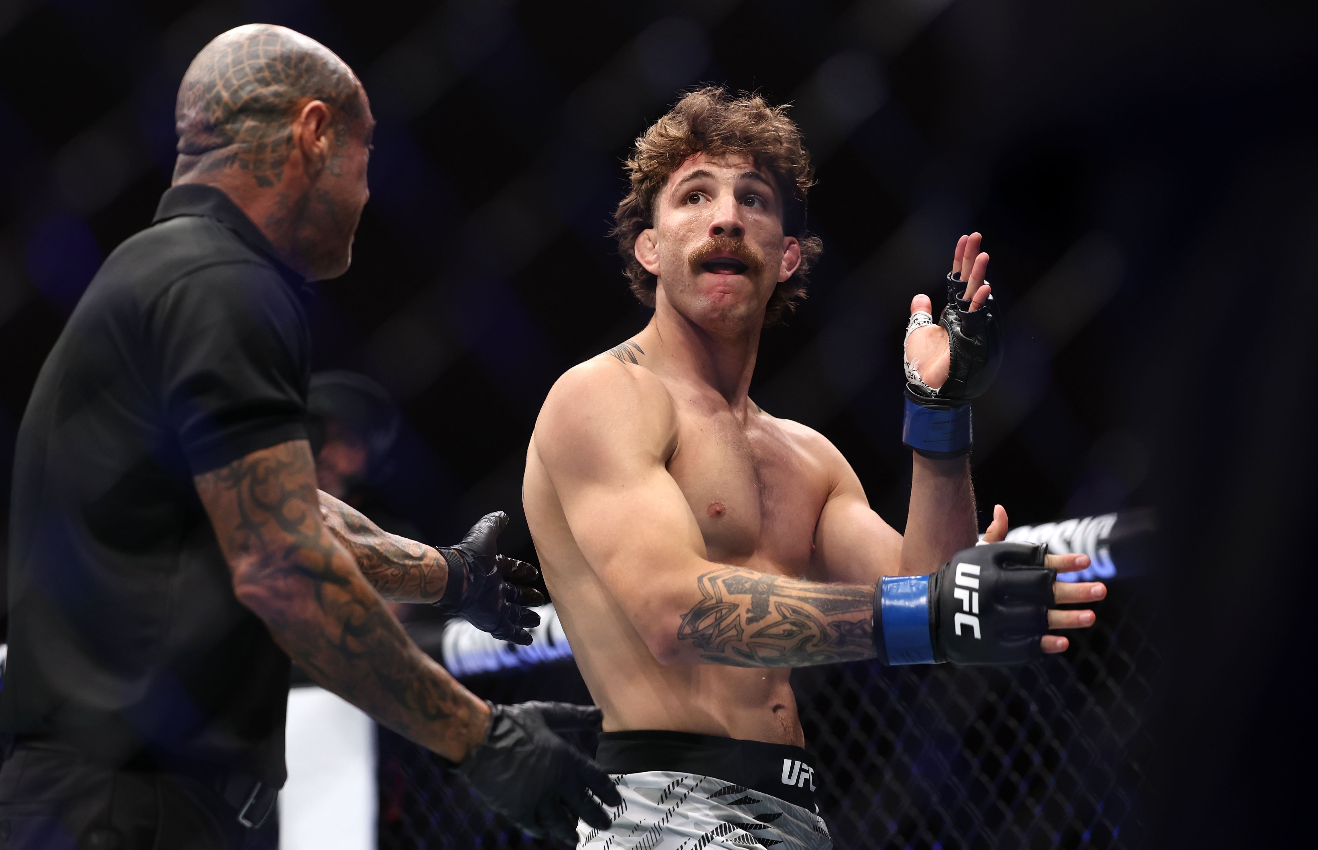 Quillan Salkilld knocked out Nasrat Haqparast with a first-round head kick in their lightweight bout.